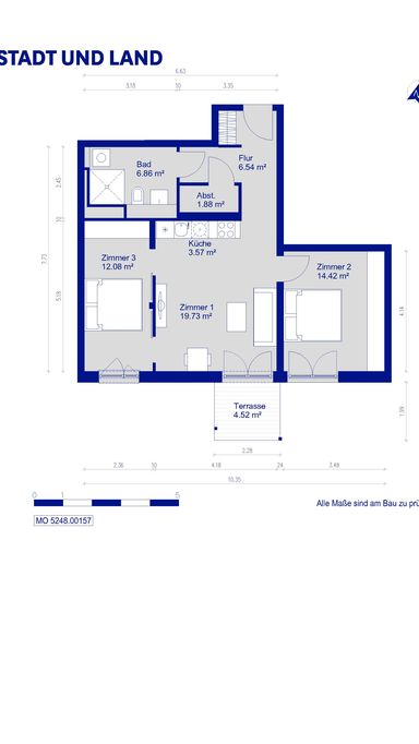 Grundriss einer Wohnung mit drei Zimmern, Küche, Bad, Flur, Abstellraum und Terrasse, von STADT UND LAND.