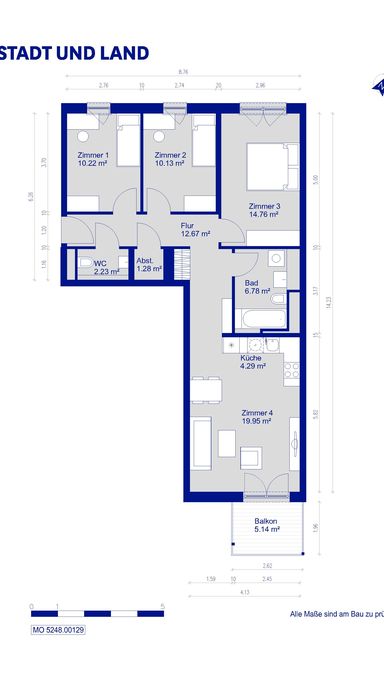 Grundriss einer Wohnung mit vier Zimmern, Küche, Bad, WC, Abstellraum und Balkon, dargestellt in Blau.