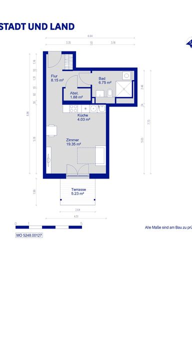Grundriss einer Wohnung mit Flur, Bad, Abstellraum, Küche, Zimmer und Terrasse. Maße sind angegeben.