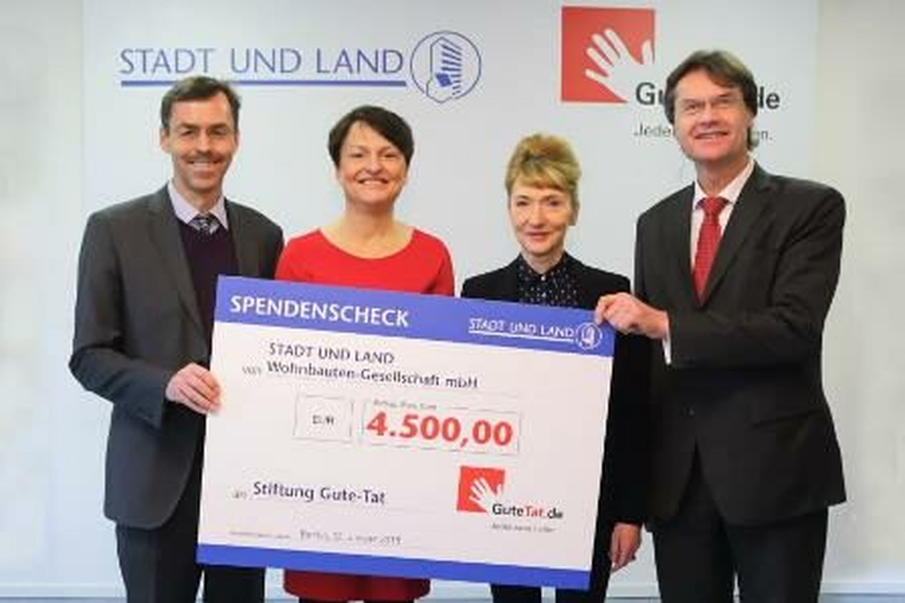 Scheckuebergabe Stiftung Gute Tat