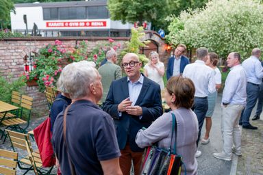 Investieren oder sparen Prioritäten setzen in Krisenzeiten