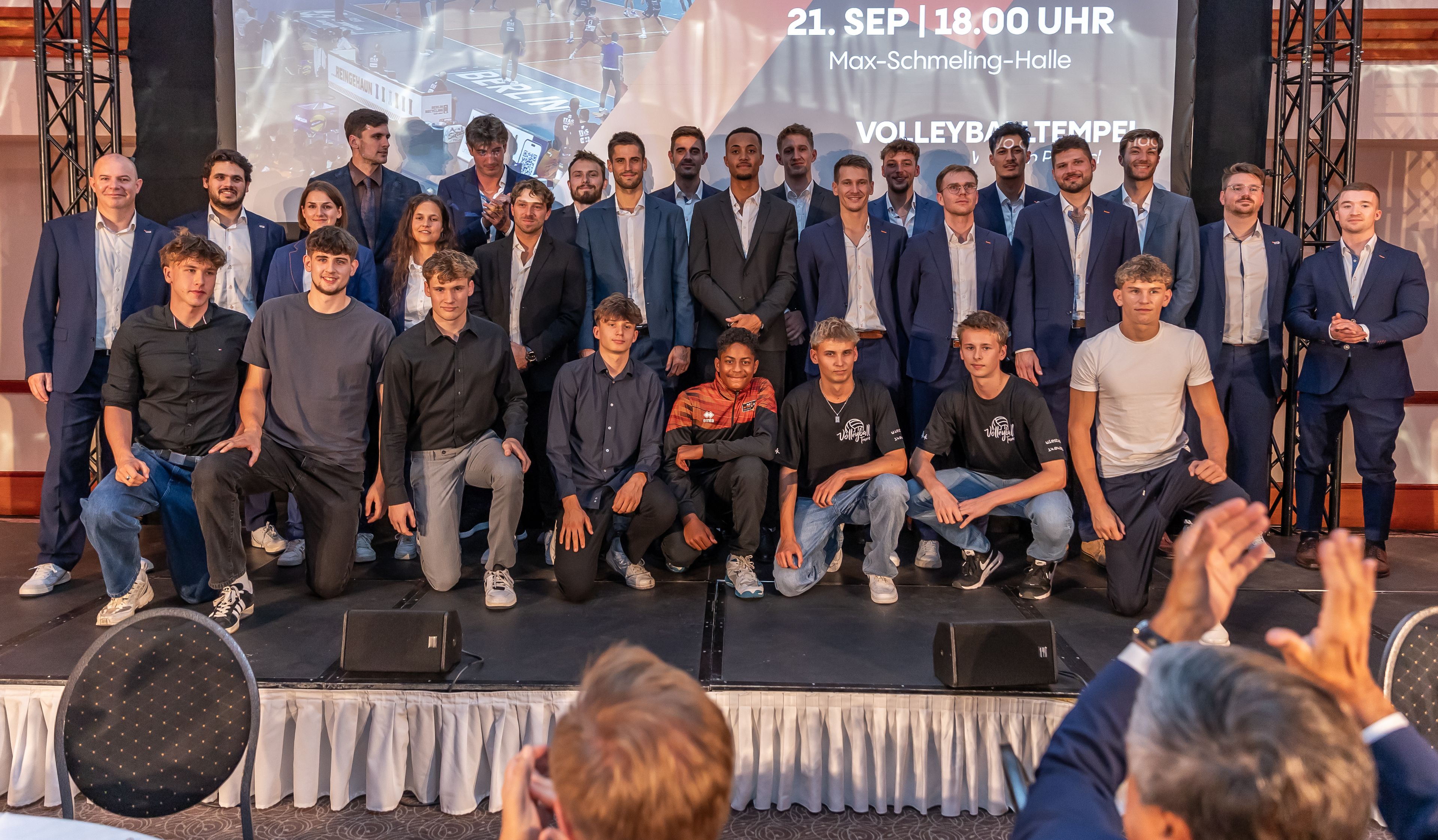 Zu sehen ist eine Mannschaft aus mutmaßlich männlich gelesenen Jugendlichen, die sich zu einem Gruppenfoto angeordnet haben.