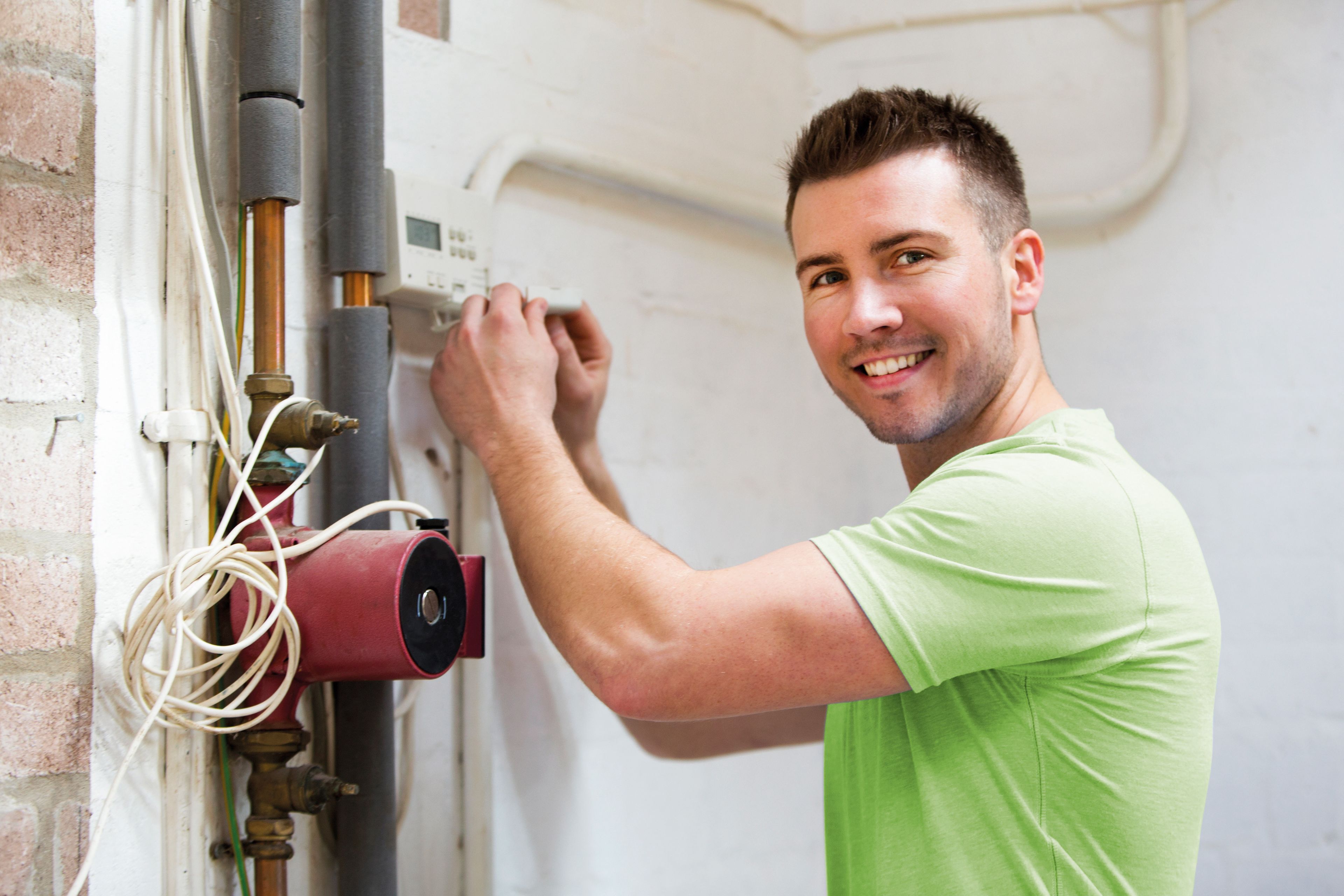 Ein Mann arbeitet an einer Reparatur