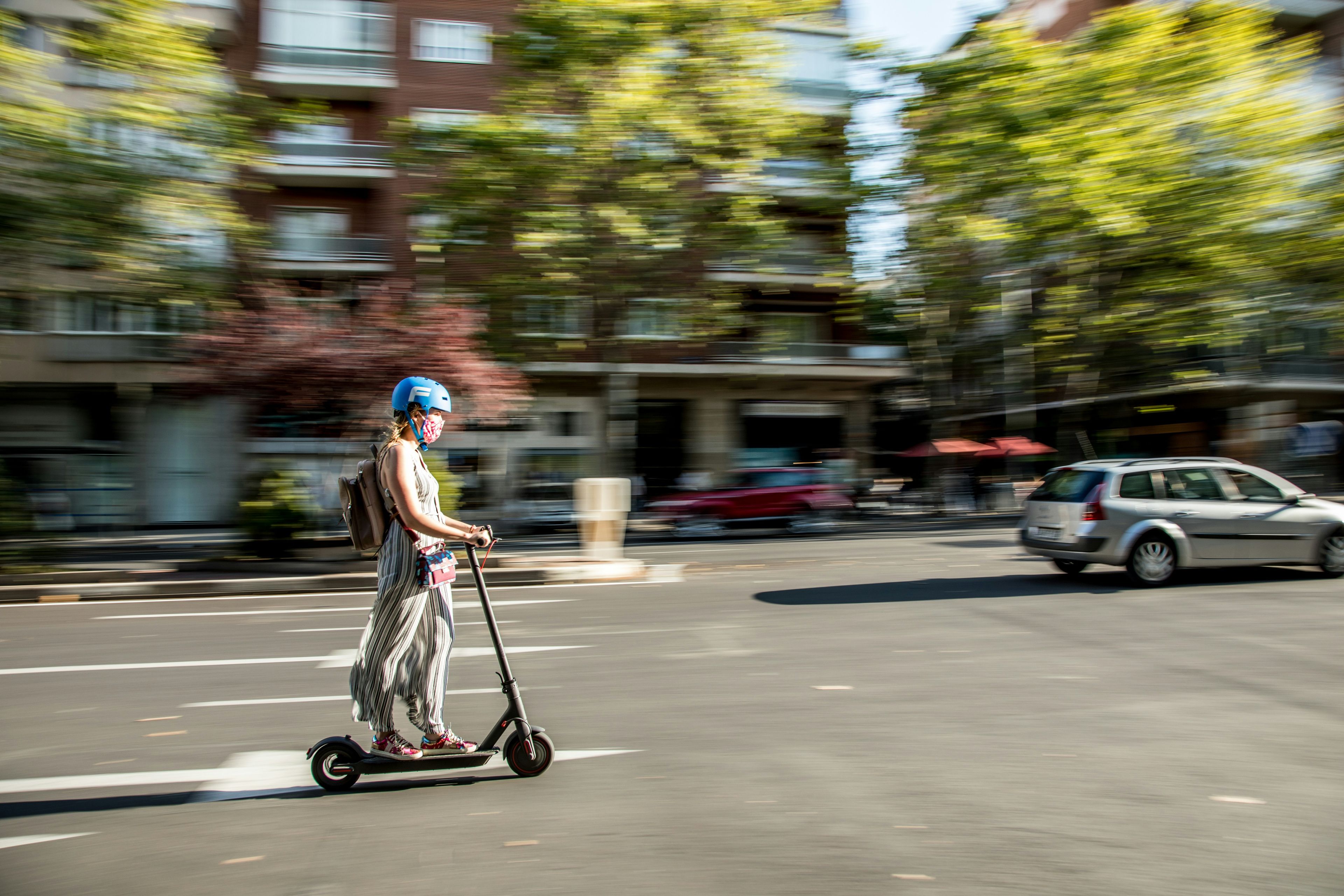 Frau auf E-Scooter.
