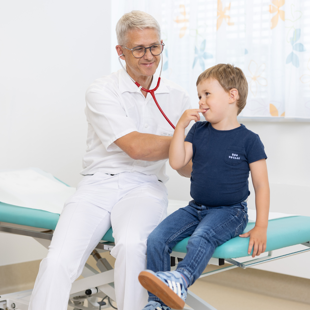 Arzt untersucht Kind