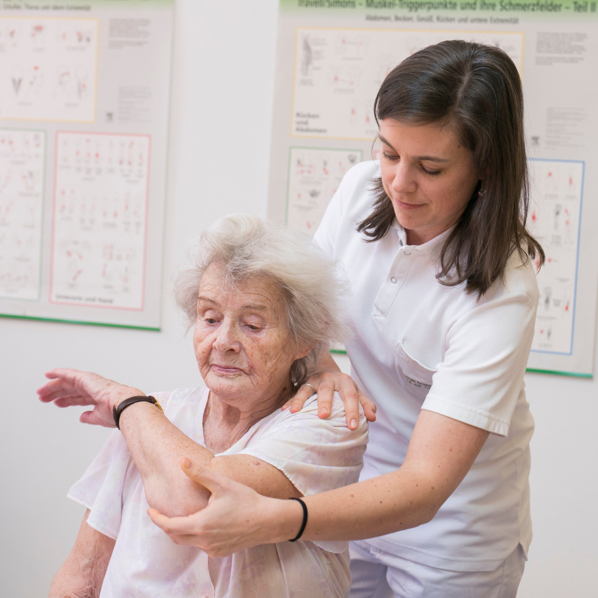 Pflegerin macht Übung mit älterer Patientin