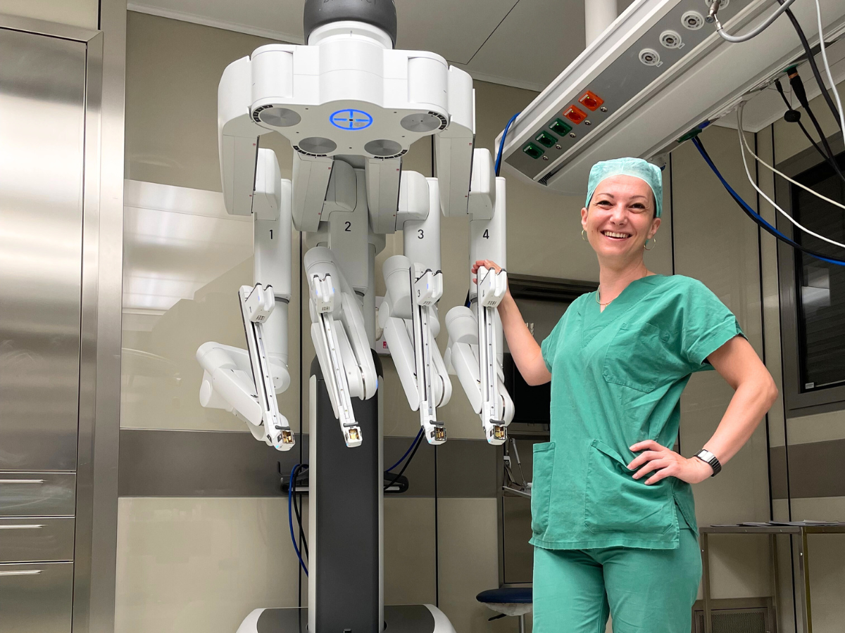 Onkologie-Roboter neben Ärztin