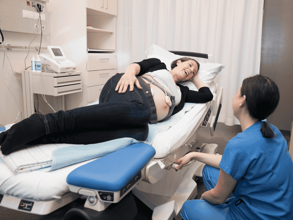 Schwangere Frau wird untersucht.