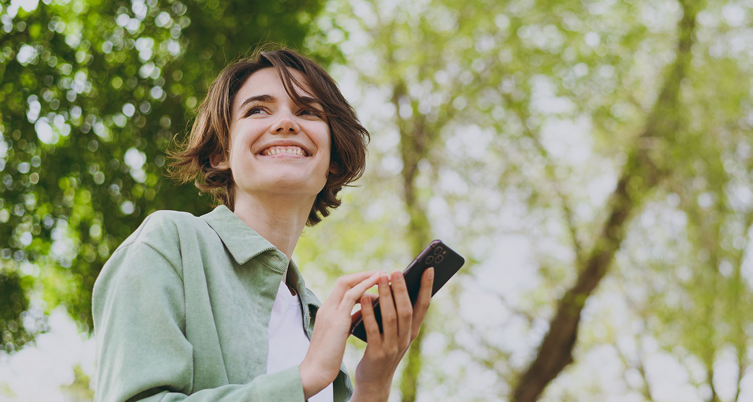 Eine Frau mit einem Mobilgerät