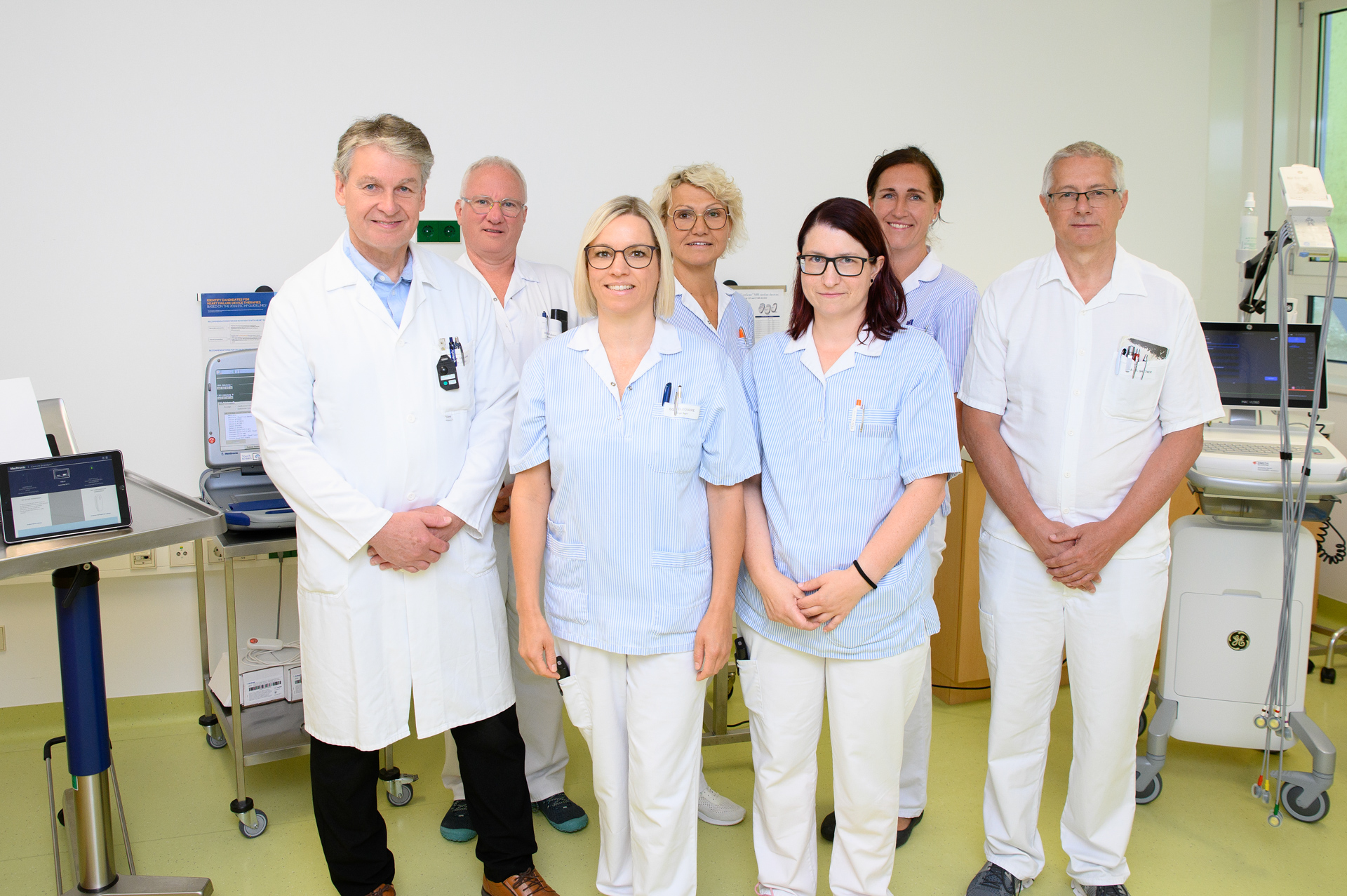 Am Bild von links: Prim. Univ. Prof. Dr. Johann Auer (Leiter der Inneren Medizin I am Krankenhaus Braunau), Bereichsleiter DGKP Oliver Hofbauer, DGKP Eleonore Degenhart, DGKP Edith Bachmayr, DGKP Kerstin Feiertag, DGKP Bettina Wighart und OA Dr. Franz Gurtner