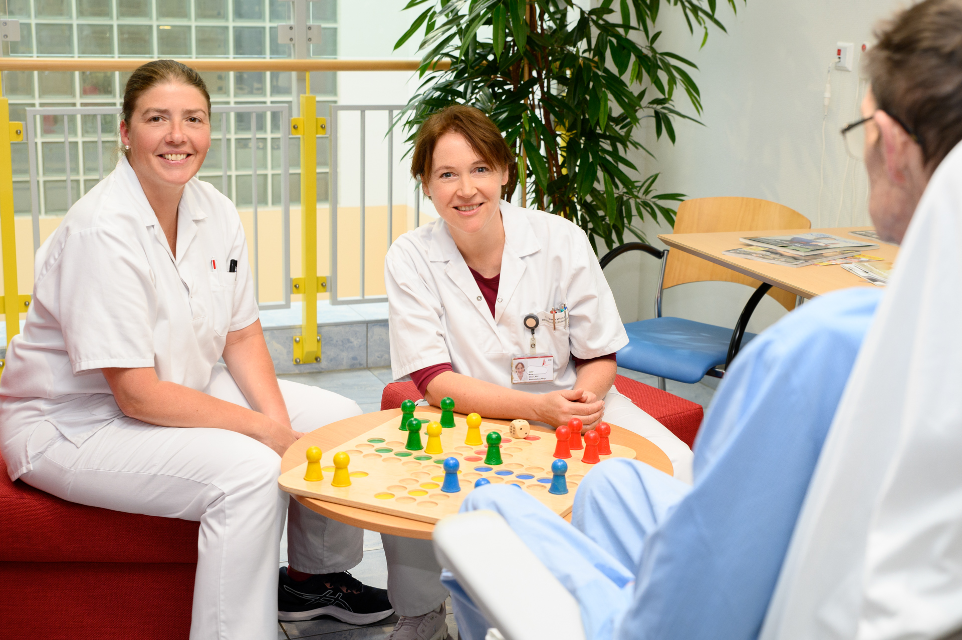 Ehrenamtskoordinatorin DGKP Maria Wieser, MSc (rechts), und DGKP Christine Ferderer, die ebenfalls zur Ehrenamt-Projektgruppe gehört. 