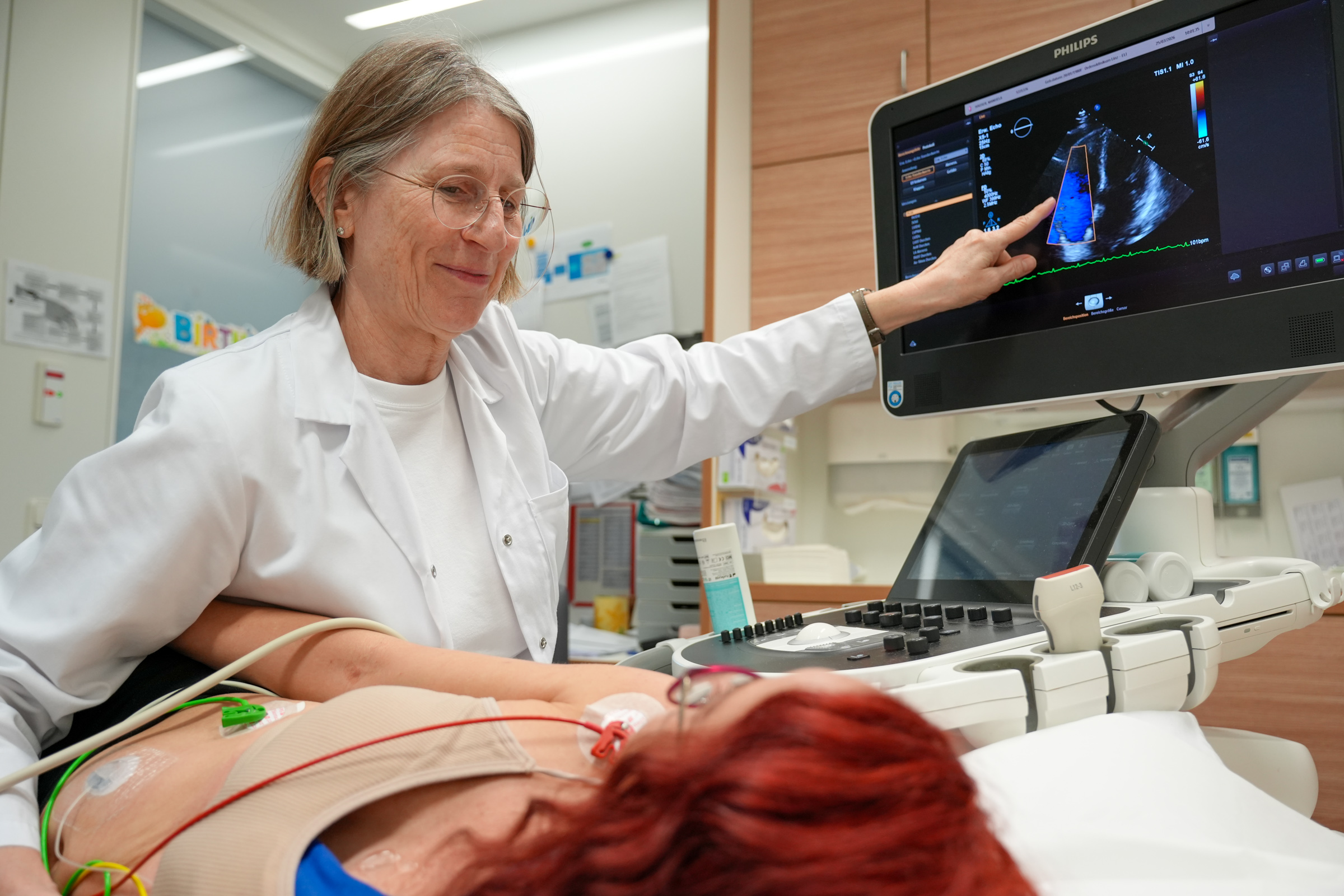 OÄ Dr.in Regina Steringer-Mascherbauer untersucht Patientin Manuela Hauser. 