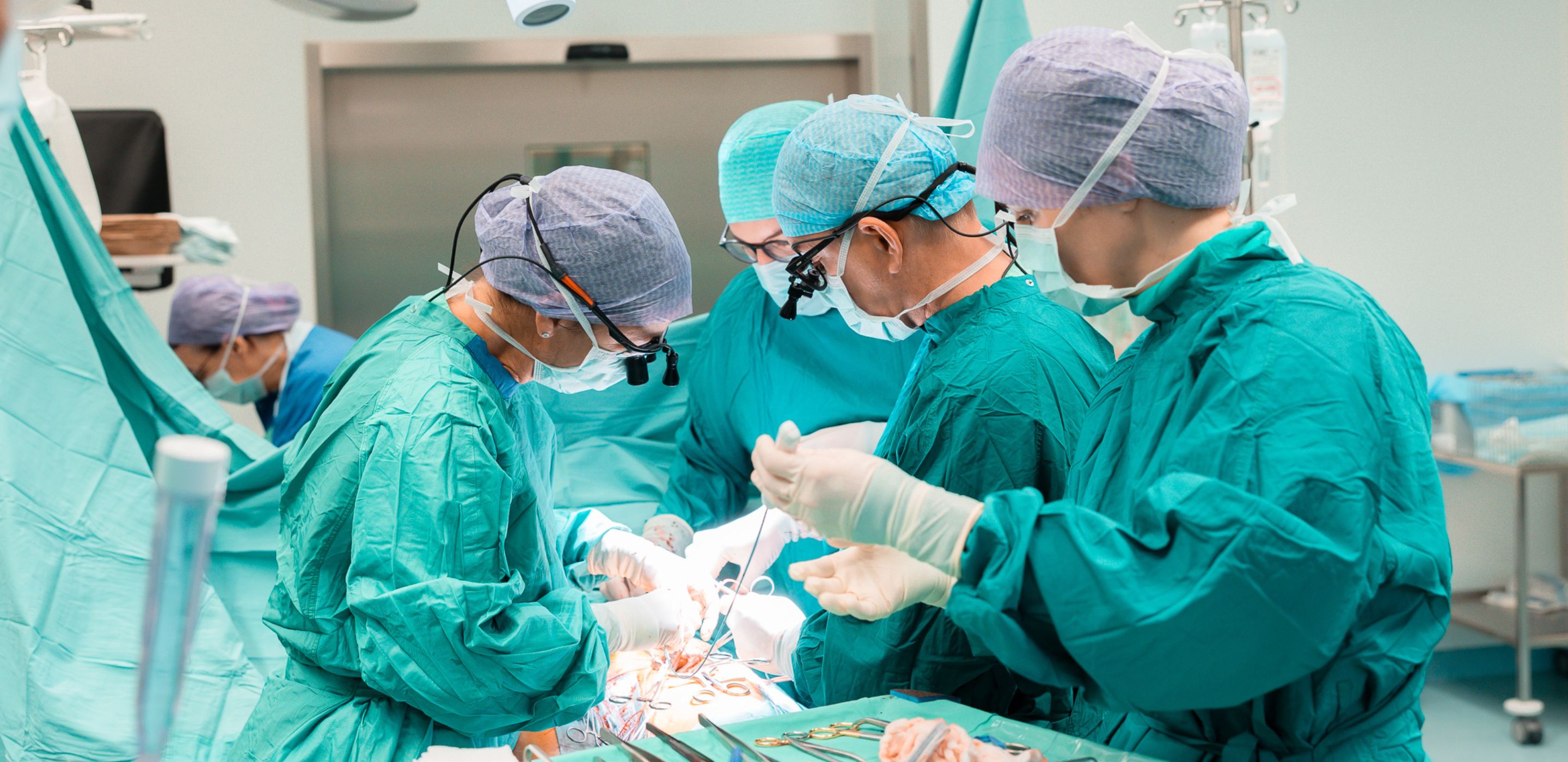 Mehrere Ärzte im OP