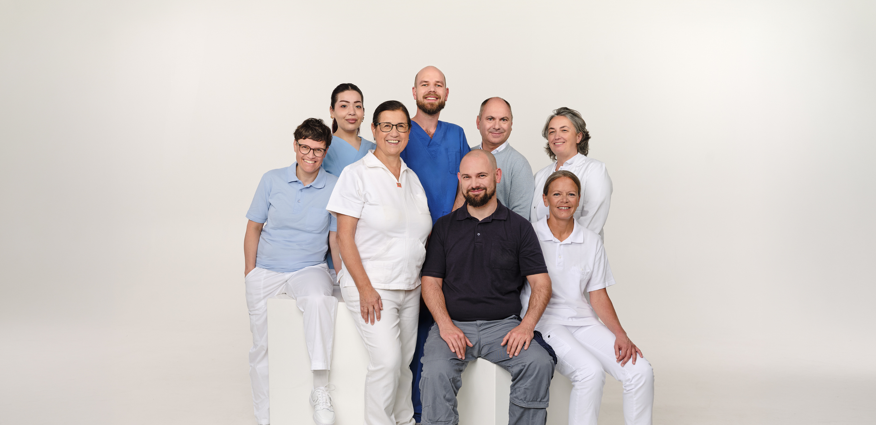 8 Personen stehend und sitzend