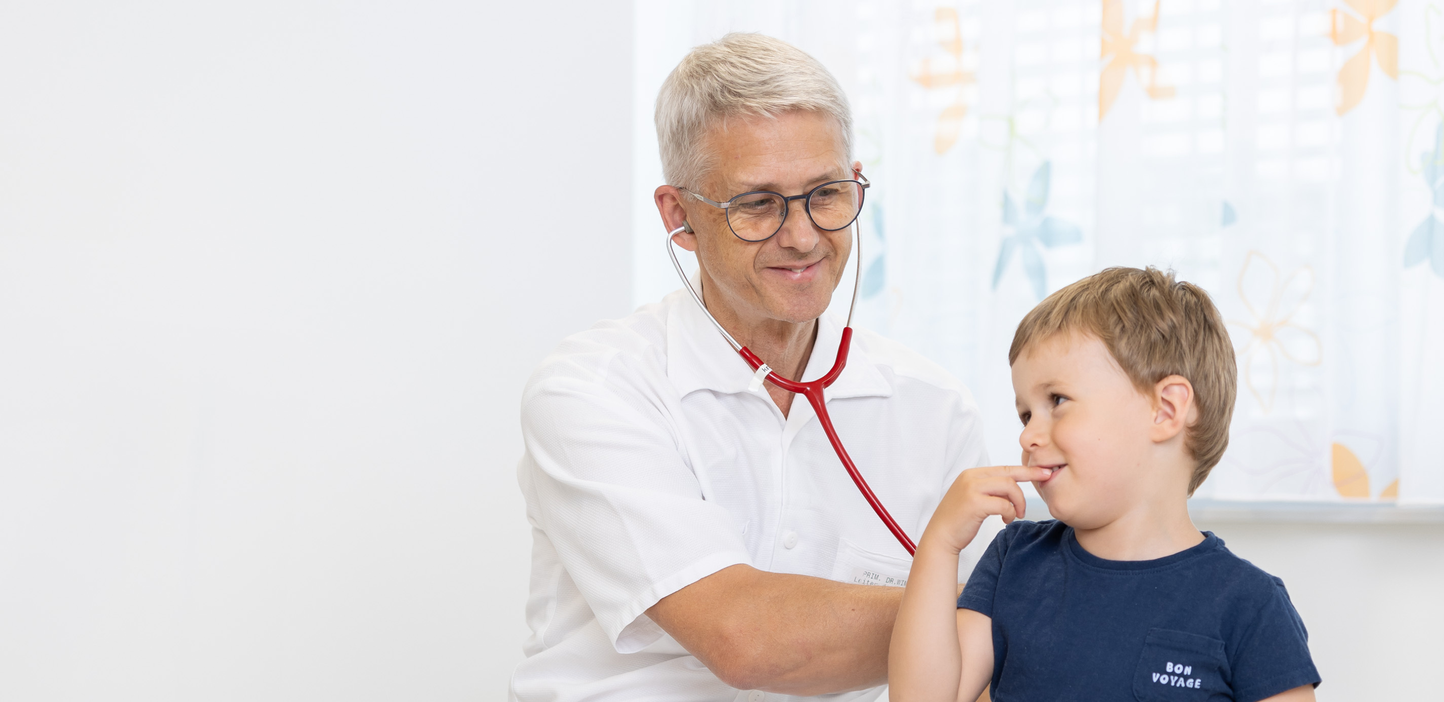 Arzt untersucht Kind