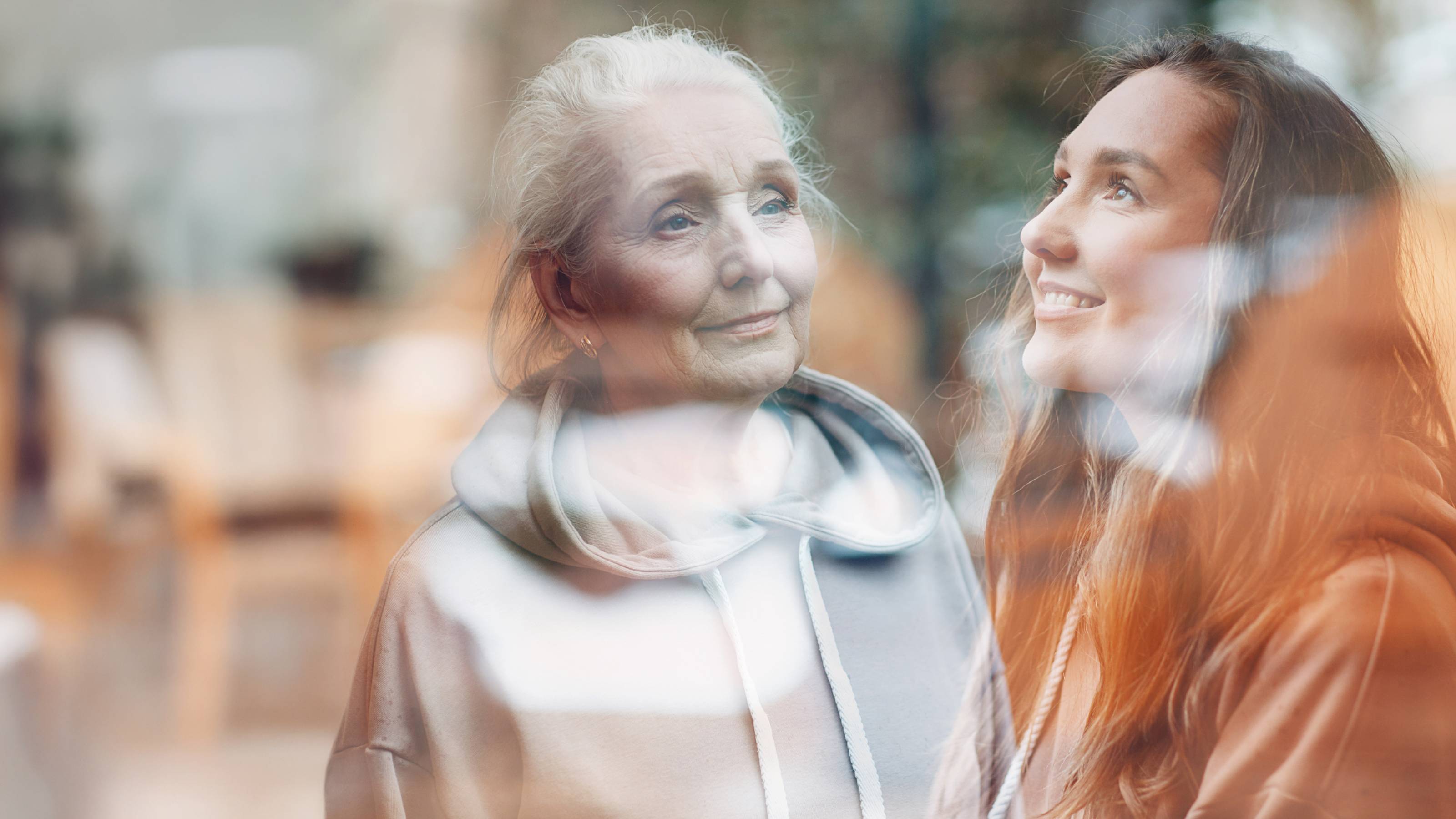Eine ältere Frau und eine junge Frau, die sich ansehen, in Doppelbelichtung
