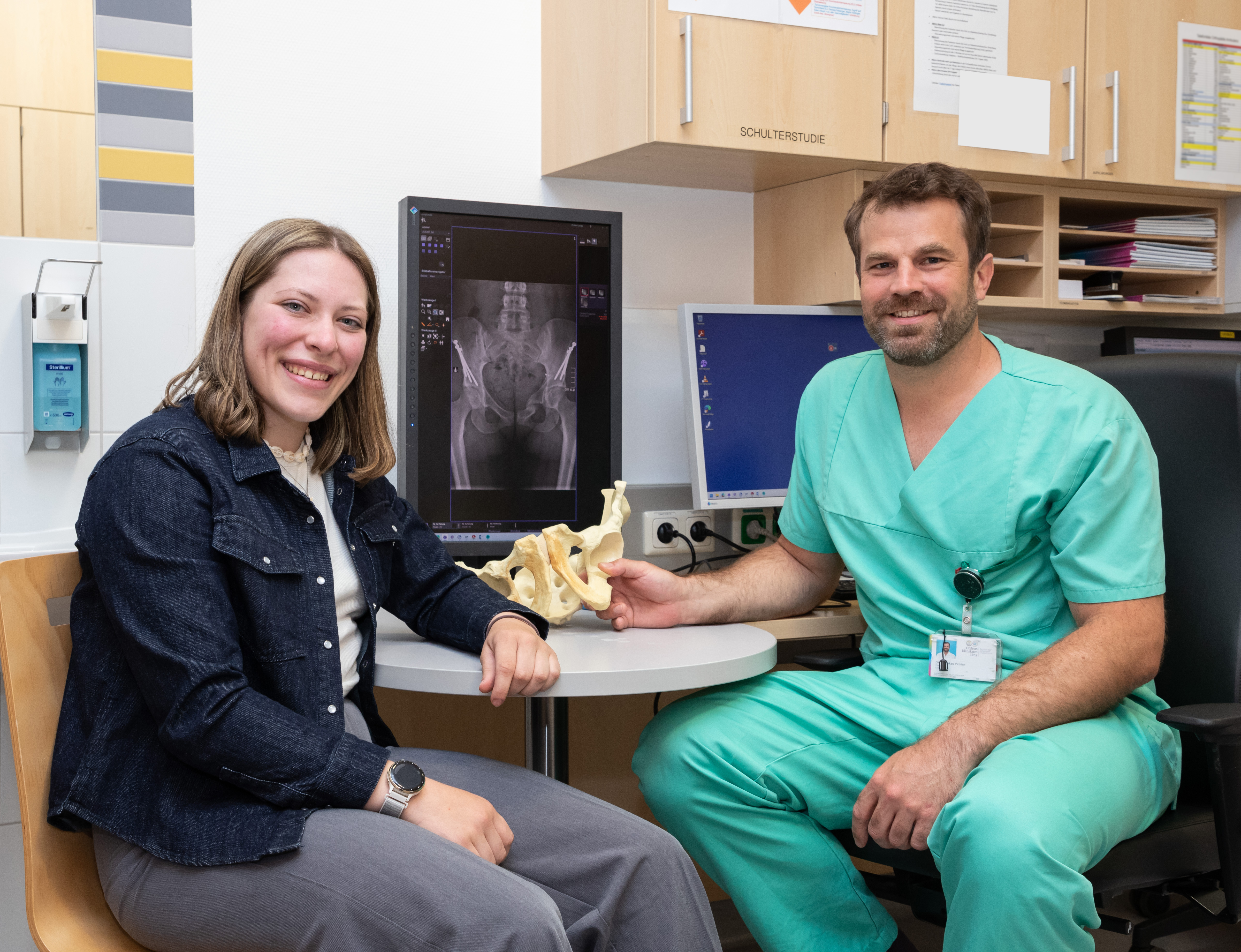 Patientin Lisa Eisner (l.) mit dem behandelnden Mediziner OA Dr. Lukas Pichler.