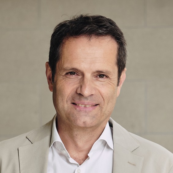 Portraitaufnahme von Dr. Michael Heinisch, Vorsitzender der Geschäftsführung der Vinzenz Gruppe
