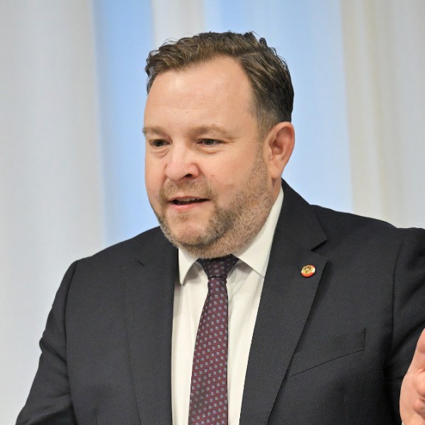 Portraitfoto von Mag. Franz Ebner, Landesgeschäftsführer des OÖ Seniorenbundes, Mitglied des Bundesrates.  Bis Ende 2024 dessen Präsident.  In dieser Funktion organisierte er eine Enquete zur Demografie