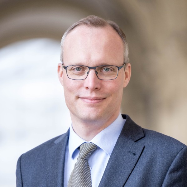 Portraitfoto von Dr. Alexander Biach, Generaldirektor der SVS