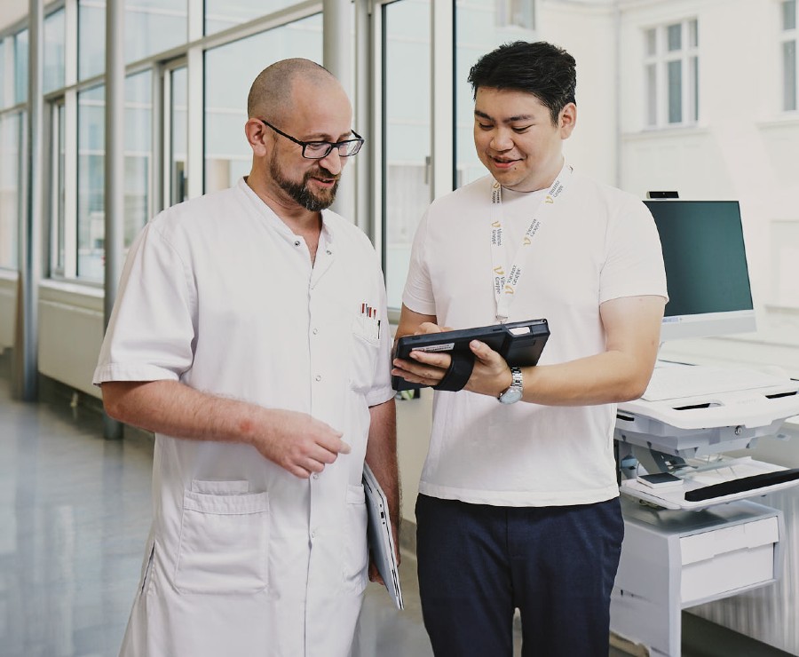 Zwei Männer betrachten einen Tablet