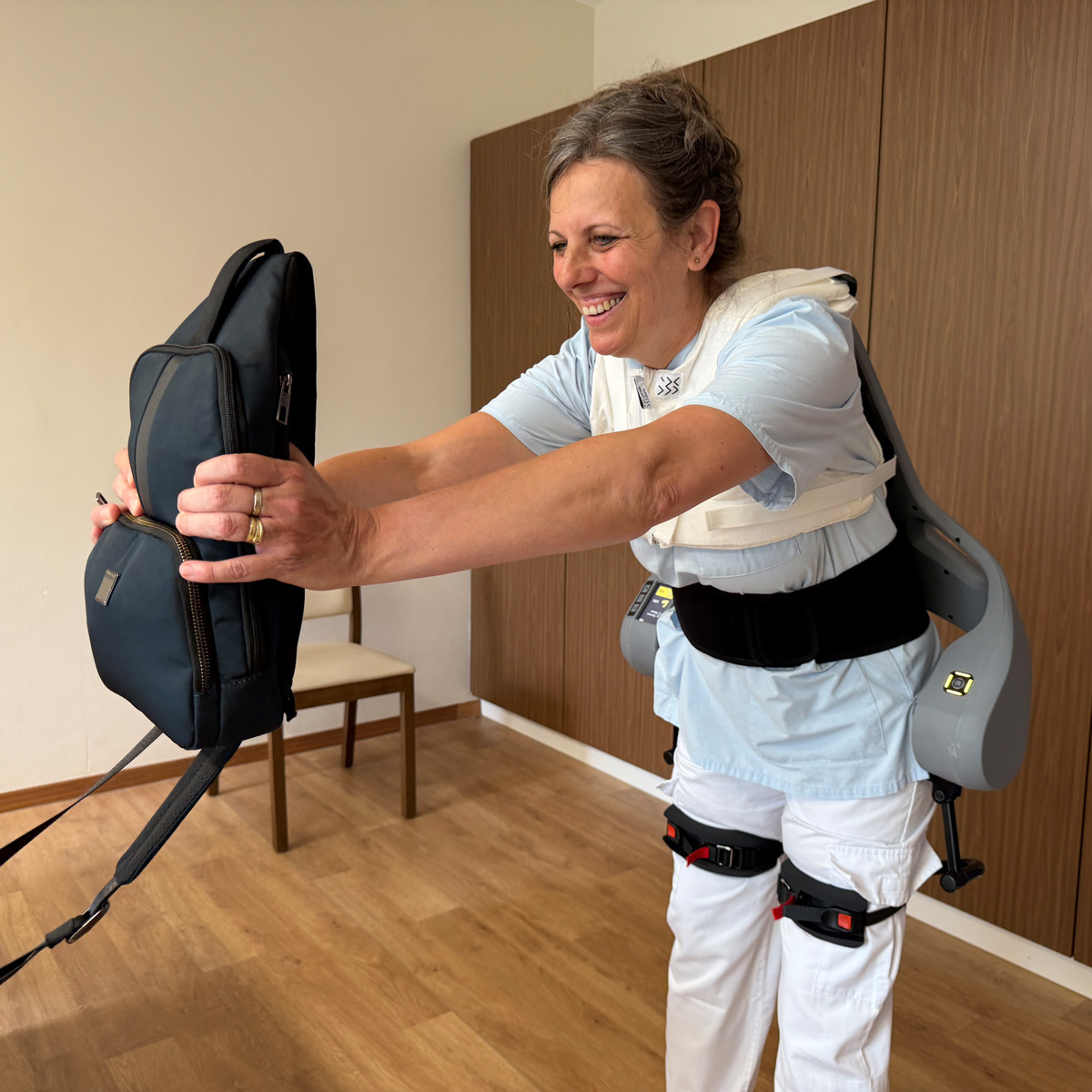 Pflegekraft hebt Gewichte mit Hilfe vom Exoskelett
