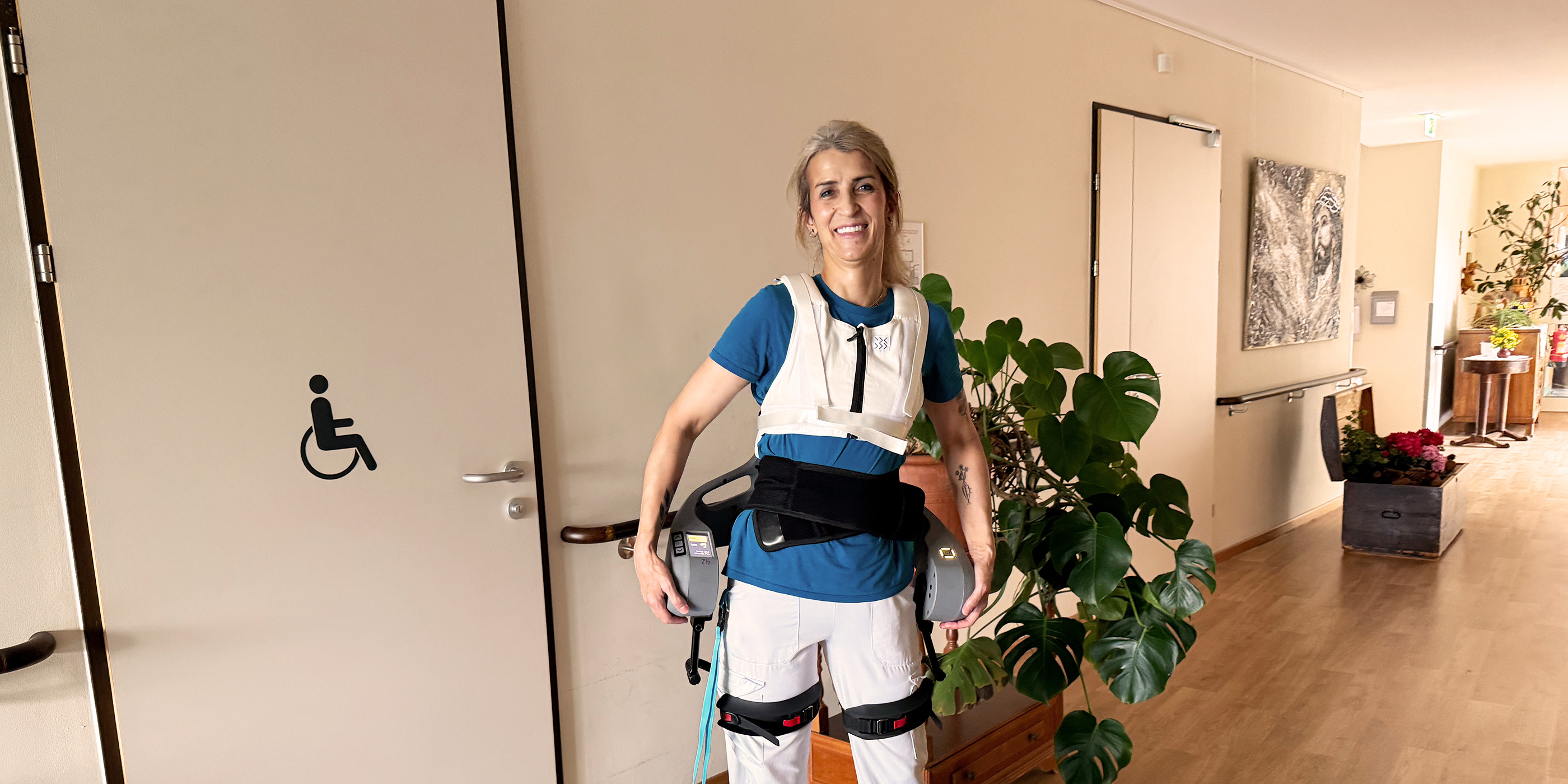Pflegekraft mit KI-Exoskelett