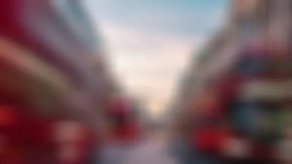 Zeitrafferaufnahme in London nähe der Liverpool Station mit typisch englischen Doppelstockbussen