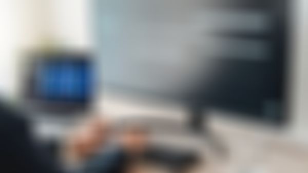 3. Ein Mann sitzt am Schreibtisch und tippt auf einer Tastatur.