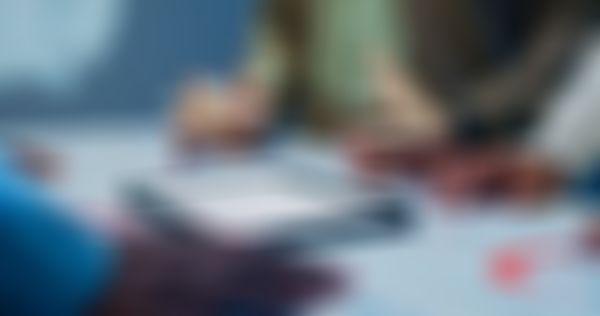 Geschäftsleute arbeiten gemeinsam an einem Projekt, um Ideen auszutauschen und Lösungen zu entwickeln.