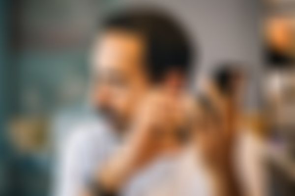 Sehbehinderter Mann, der mit Hilfe der Sprachsteuerung mit seinem Smartphones interagiert