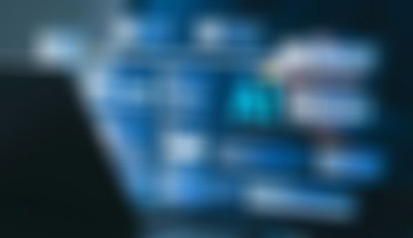 Person, die mit einer digitalen Schnittstelle interagiert, auf der KI-bezogene Symbole und Texte angezeigt werden, darunter „KI“, „Generieren“ und verschiedene Multimedia-Symbole.