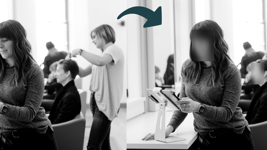 Una mujer en una peluquería, primero cortándose el pelo y luego consultando una tableta. Una flecha conecta las dos escenas.