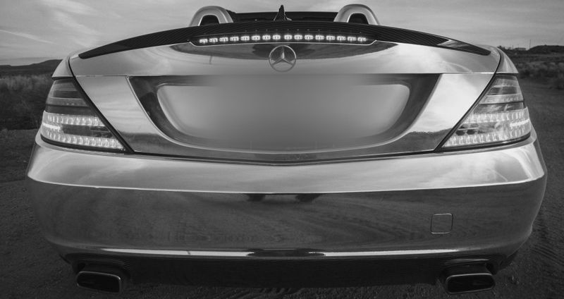 Foto de la parte trasera de un coche Mercedes estiloso, con las matrículas difuminadas