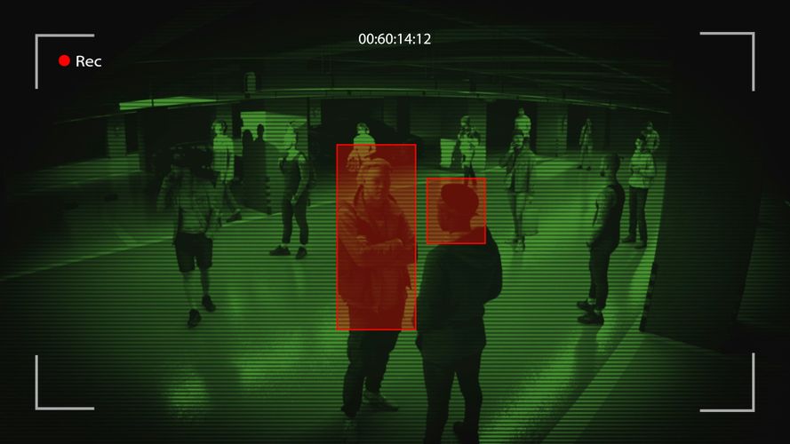 zielone zdjęcie z monitoringu cctv na czerwono zaznaczono pola twarzy i ciał