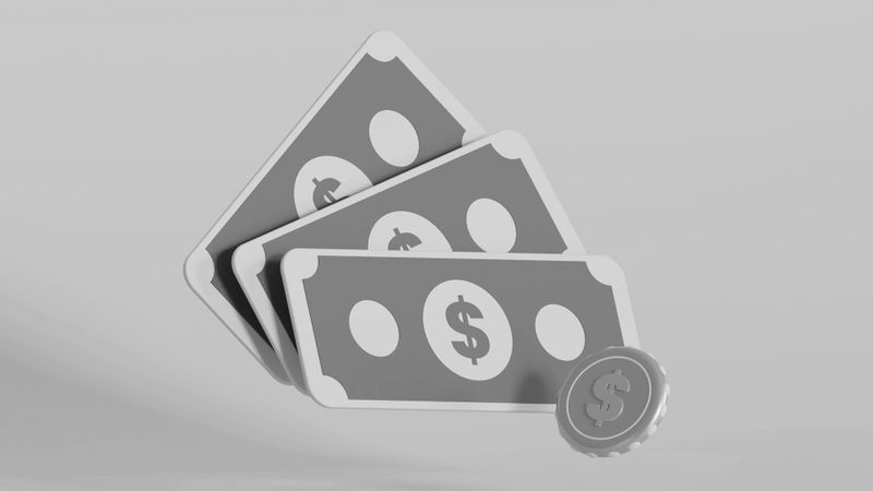 Trois billets de banque gris stylisés avec des signes dollar et une pièce assortie, sur un fond gris simple.