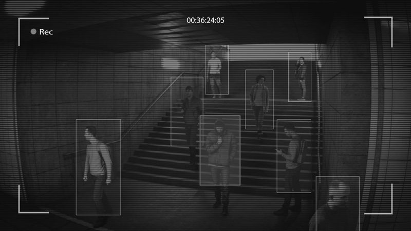 Imágenes de vigilancia de personas caminando por una escalera poco iluminada, con cajas de seguimiento alrededor de cada persona, con marca de tiempo 00:36:24:05.