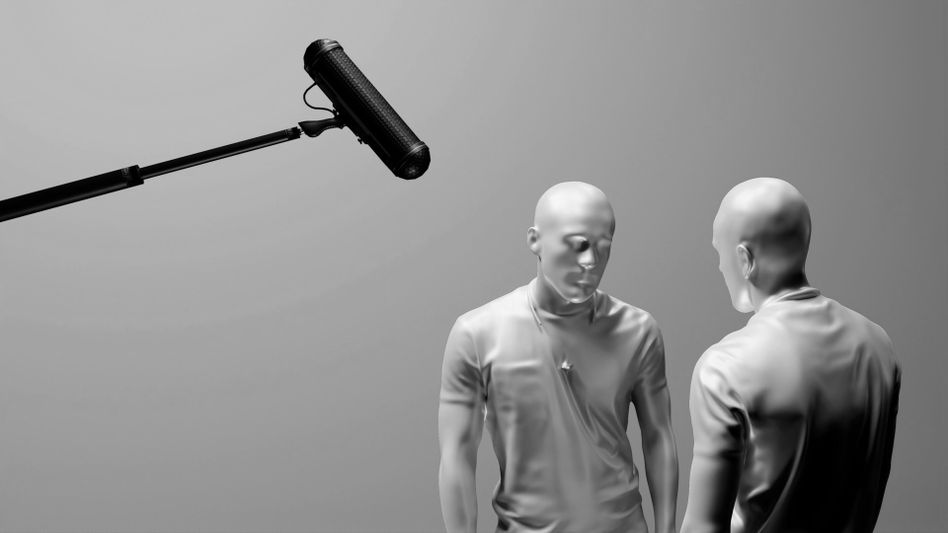 Deux personnages ressemblant à des mannequins se font face sous un microphone perche dans un décor en niveaux de gris.