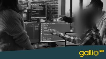 Menschen, die vor Computerbildschirmen mit Code zusammenarbeiten und Projektdetails in einem modernen Büro besprechen. Gallio Pro-Logo in der Ecke.