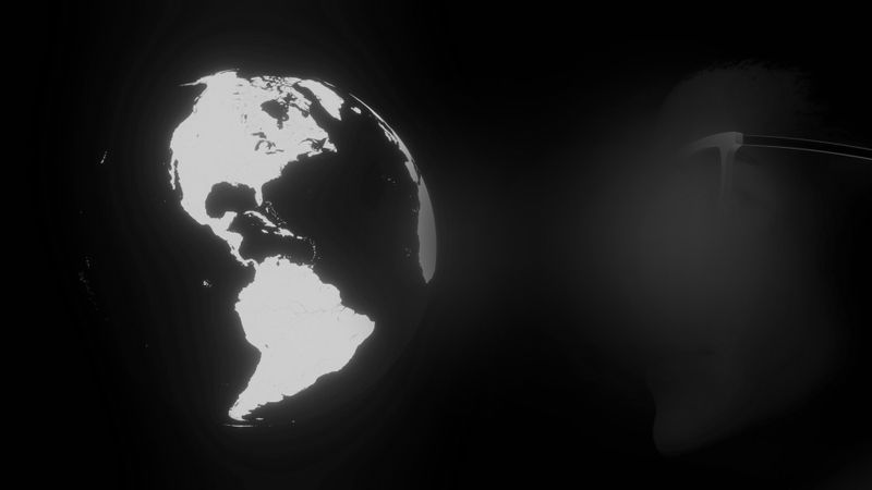 Foto en blanco y negro y oscura que muestra a la izquierda el globo terráqueo y a la derecha a una persona con gafas con el rostro difuminado y anonimizado