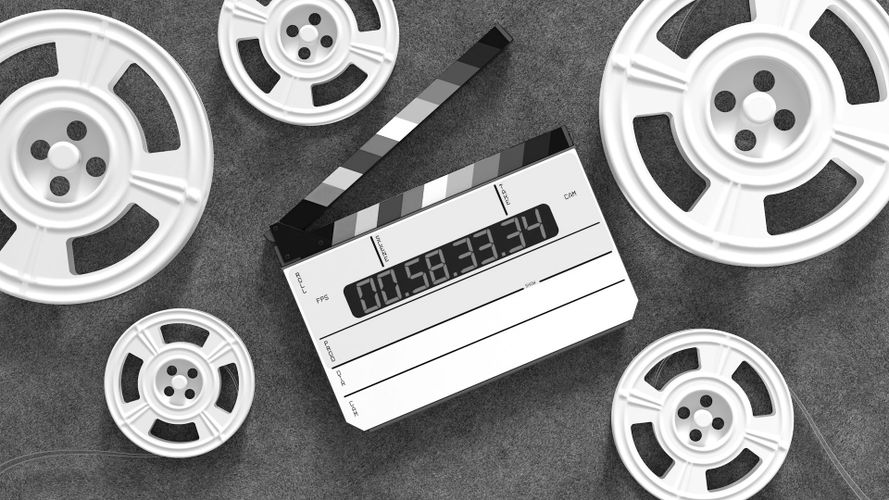 Na szarej powierzchni rozrzucony jest klaps filmowy i kilka białych rolek filmu, symbolizujących kino i produkcję filmową.