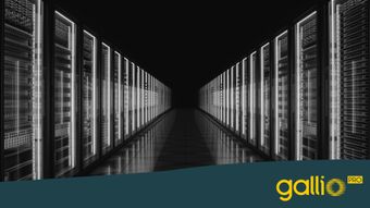 Ein schwach beleuchteter Gang in einem Rechenzentrum mit Reihen von beleuchteten Serverracks auf beiden Seiten, die ein symmetrisches und futuristisches Aussehen erzeugen.