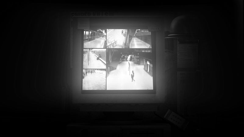 foto desaturada que muestra un monitor con ventanas de vista de cámaras de CCTV del metro