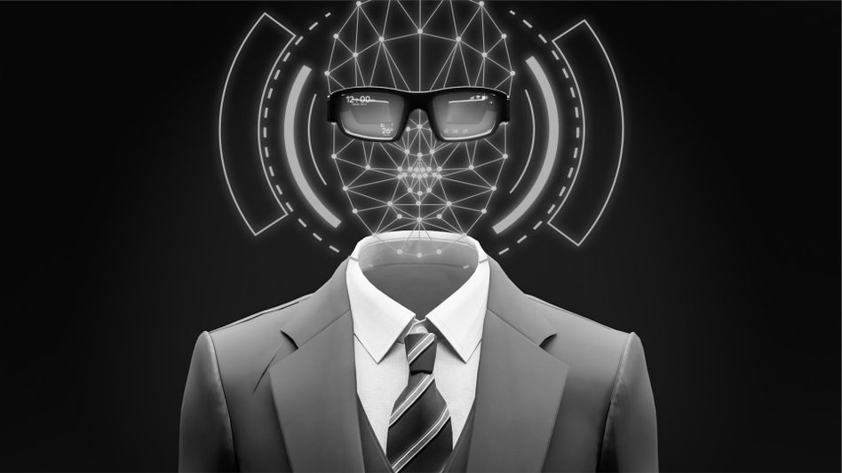 Personnage numérique futuriste en costume avec une tête géométrique en fil de fer, portant des lunettes de soleil, entouré de motifs circulaires lumineux.