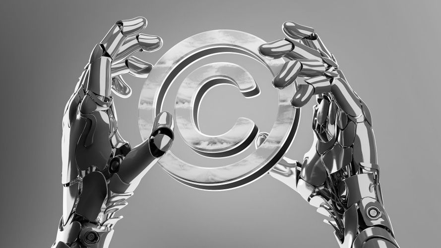 Dłonie robota trzymające metalowy symbol praw autorskich na szarym tle, symbolizujący technologię i własność intelektualną.
