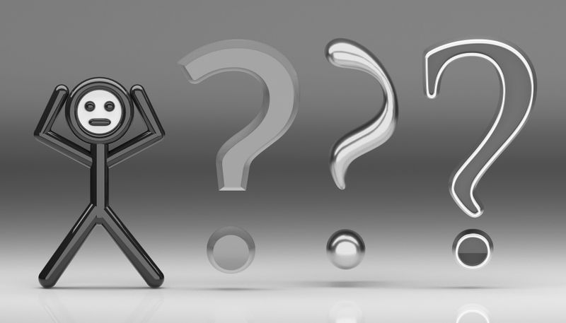 gráfico amateur que muestra a un muñeco sujetándose la cabeza, a la derecha tres signos de interrogación, cada uno en un estilo diferente, el gráfico ha sido desaturado