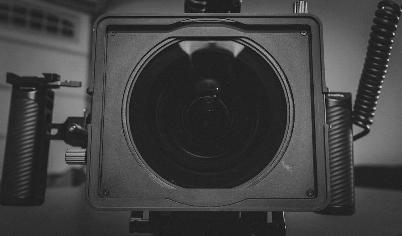 foto en blanco y negro del objetivo de la cámara