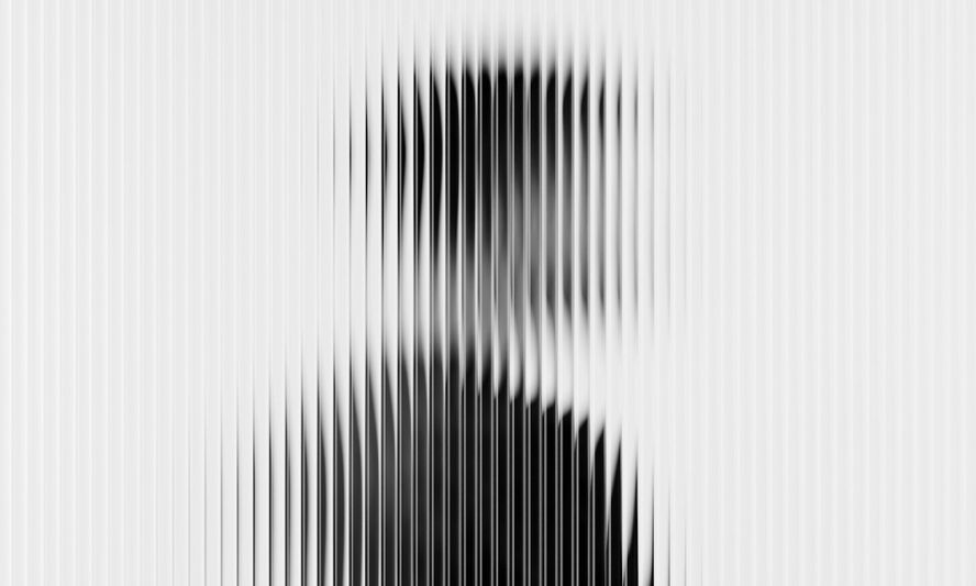 Silueta borrosa de una persona detrás de líneas verticales, creando un efecto visual distorsionado y abstracto sobre un fondo claro.