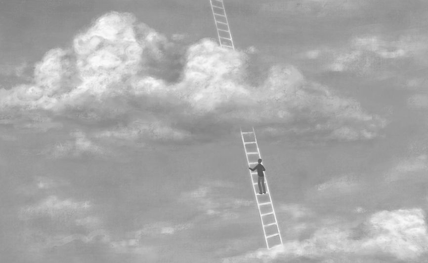 Une personne grimpe sur une longue échelle s'étendant dans un ciel rempli de nuages, créant une scène surréaliste et onirique.