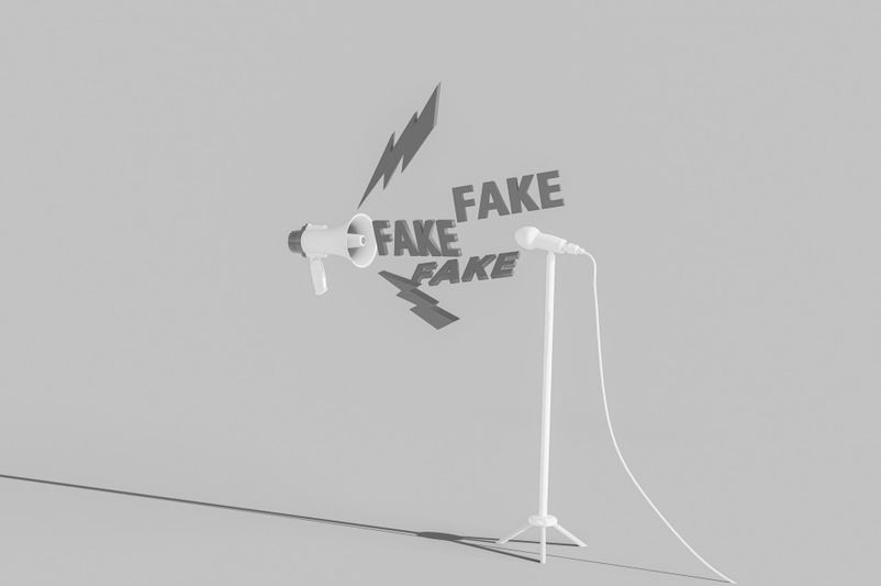 Image monochrome d'un microphone sur un pied face à un mégaphone avec le mot « FAKE » et des éclairs en sortant.
